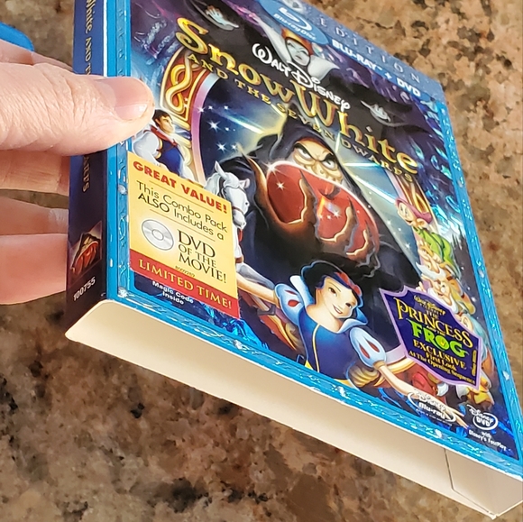 Disney's Snow White Blu-ray and DVD combo with Bonus Features Diamond Edition - Picture 3 of 6